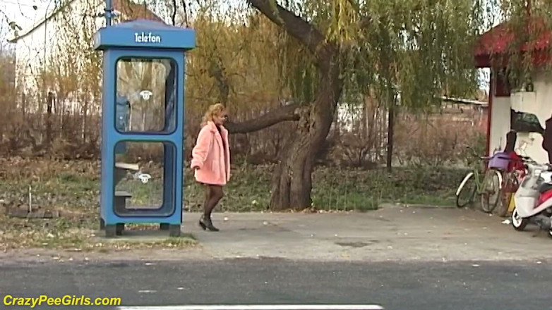 Crazy pee girls: Nylonowa kobieta sika na ulicy