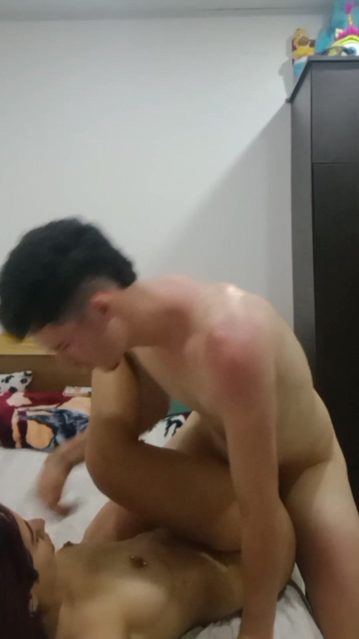 bitchsultry: 我操我继兄的女友，我在她身上射精