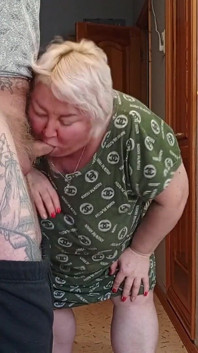 Teściowa ma usta spermy po szarpaniu i obciąganie