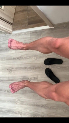 Jasons feet: ‪you Are so Small Under My Feet