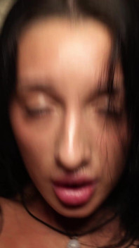 สาวสีผมบรูเน็ตตัวผอมถูกดึงมาจากสระน้ําและโดนเย็ดจัดหนักบนโซฟา - เคาะปาก, ถึงจุดสุดยอดน้ําหีแตก