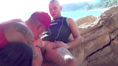 BAD BOYS FUCKERS FROM FRANCE: Snekaer submisison przez babdoy w exhib na plaży