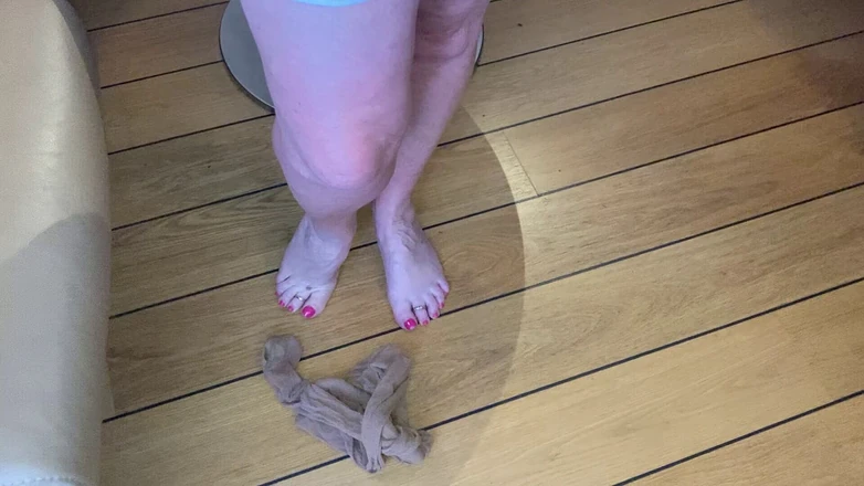 Mr MF: Mrs Mature Feet Being a Real Tease