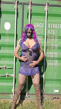 Travestito si masturba all'aperto
