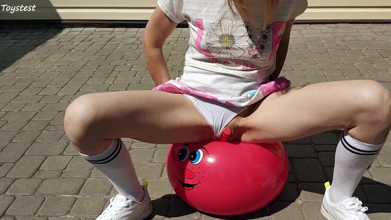 Toystest: Milf cachonda y su fantasía pervertida Dp montando pelota fitness