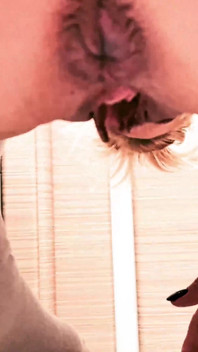 Drenaggio di sperma # 2. Versione speciale. Una cagna bionda MILF scarica lo sperma in bagno. Feticismo della sborra. Telecamera in bagno. Sperma naturale