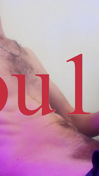 El chico disfruta masturbándose la polla y se corre muy abundante y poderosamente