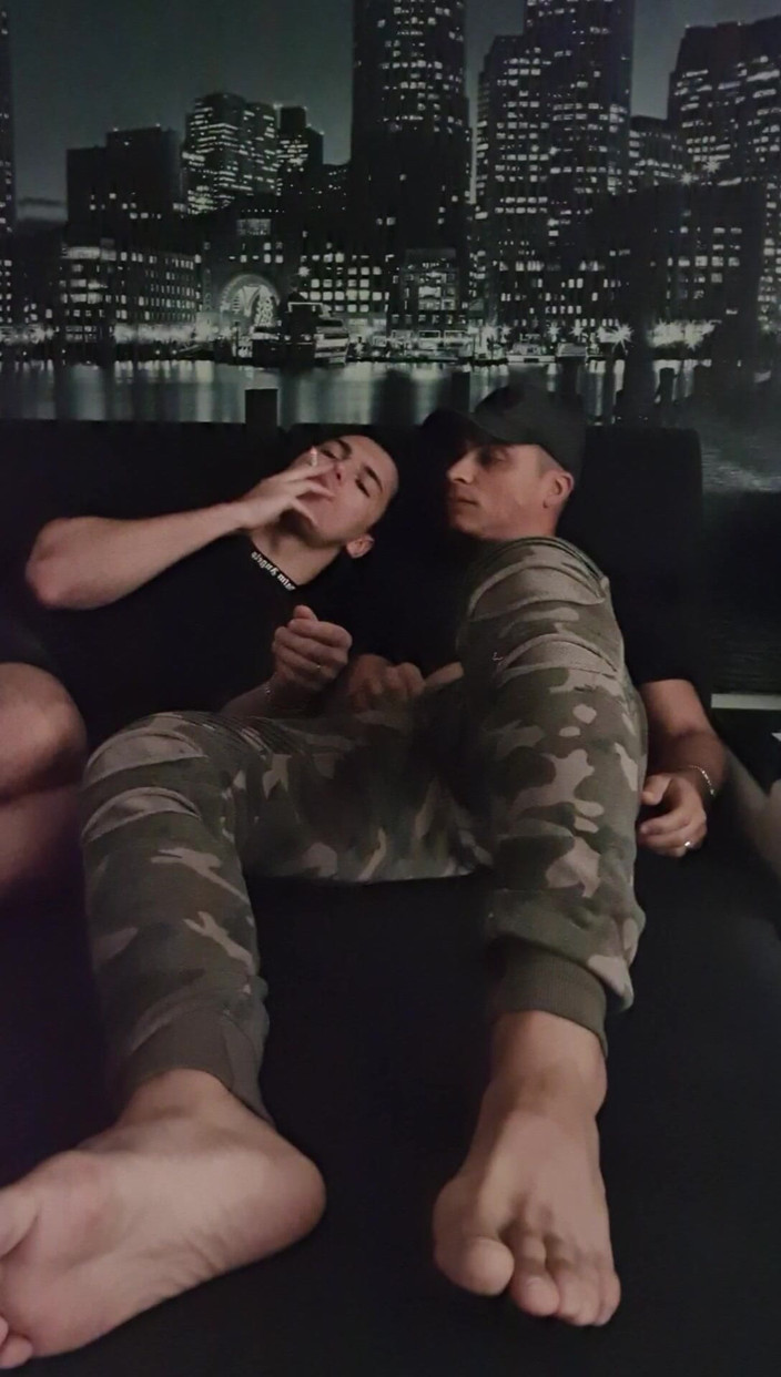 boyzxy212: Mijn jongen betrapte me terwijl ik me aan het aftrekken...