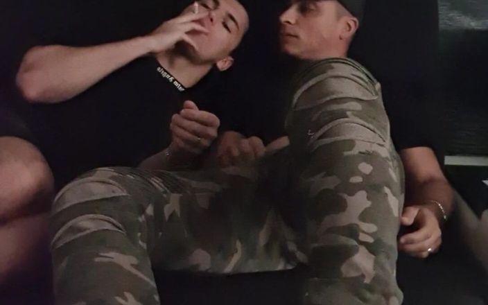 boyzxy212: Mon garçon m’a surprise en train de me branler et...