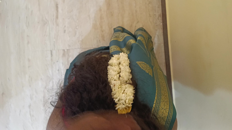 Pushpa studio: 義理の妹とその夫と一緒に家で働いている主婦