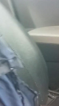 Crossdresser Asia memakai gaun satin biru di dalam kereta