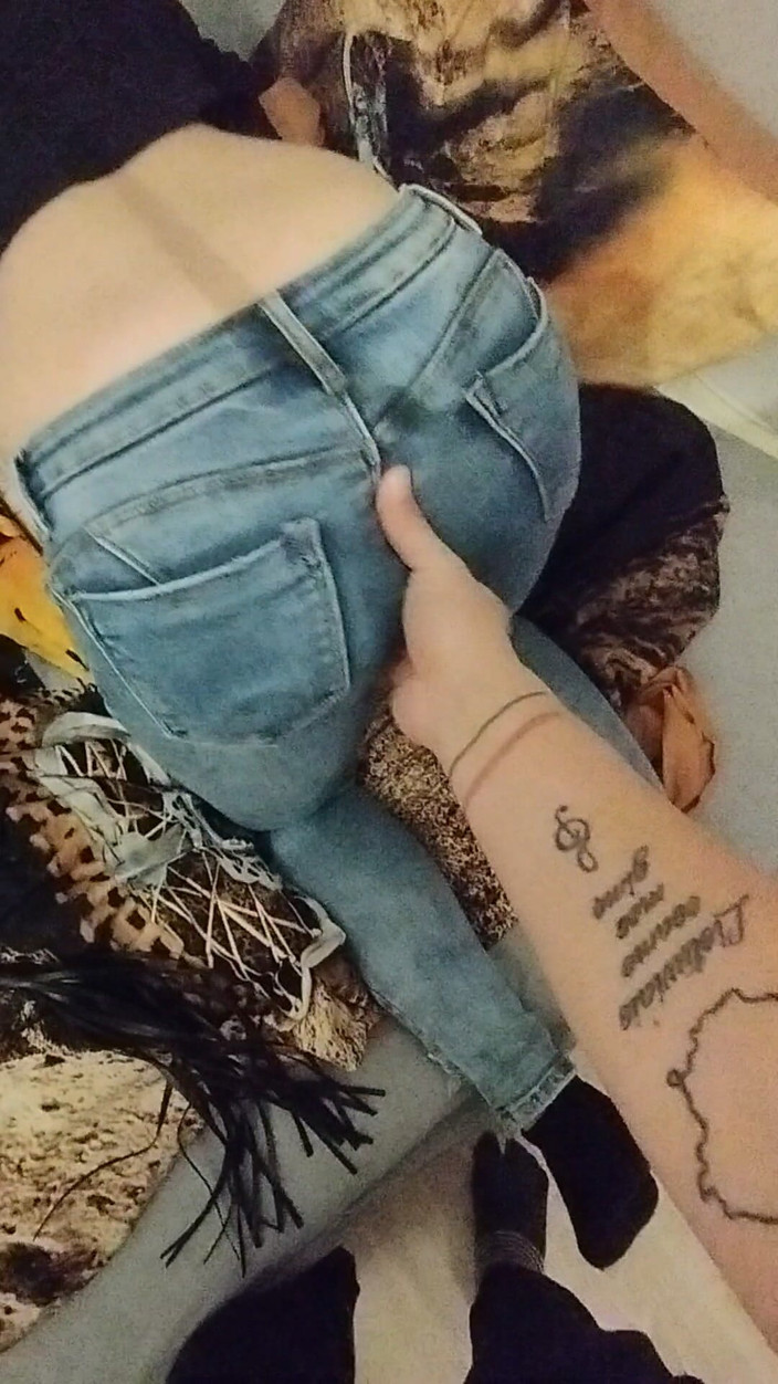 MagicStas: ジーンズ姿の女の子が膣をからかい擦る