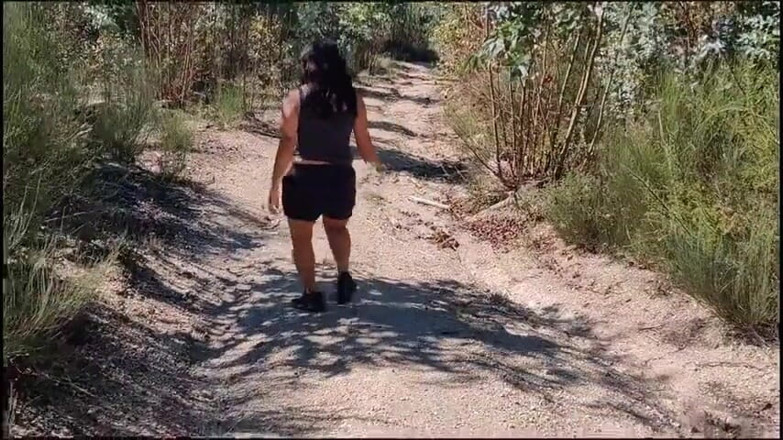 Miss Squirting: mergând goală în pădure