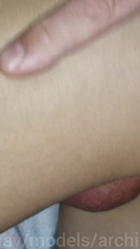 Un demi-frère mince se fait éjaculer dans le cul avec un orgasme !