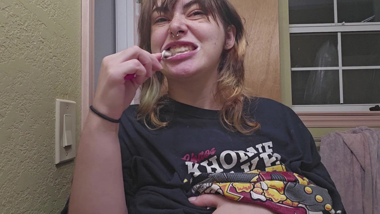 Mushroombitchx: Brushin ve Flashin Messy!