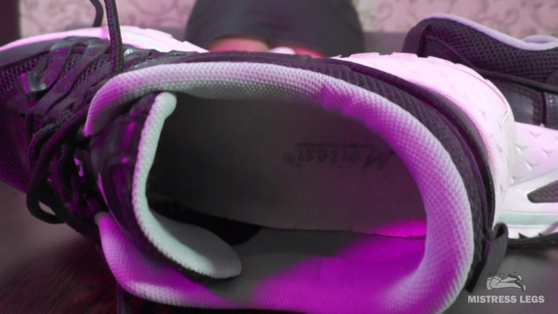 Mistress Legs: Échauffement en baskets et chaussettes blanches taquine