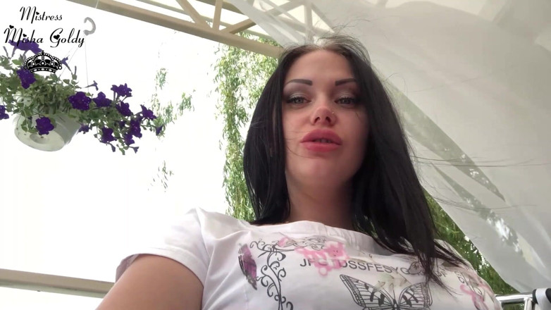 Goddess Misha Goldy: Jilat bibir besar seksi &amp; bau di danau