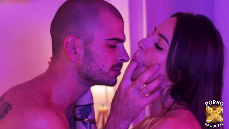 Porno Baguette: Vénus, хорошенькая брюнетка, обожает жесткий трах