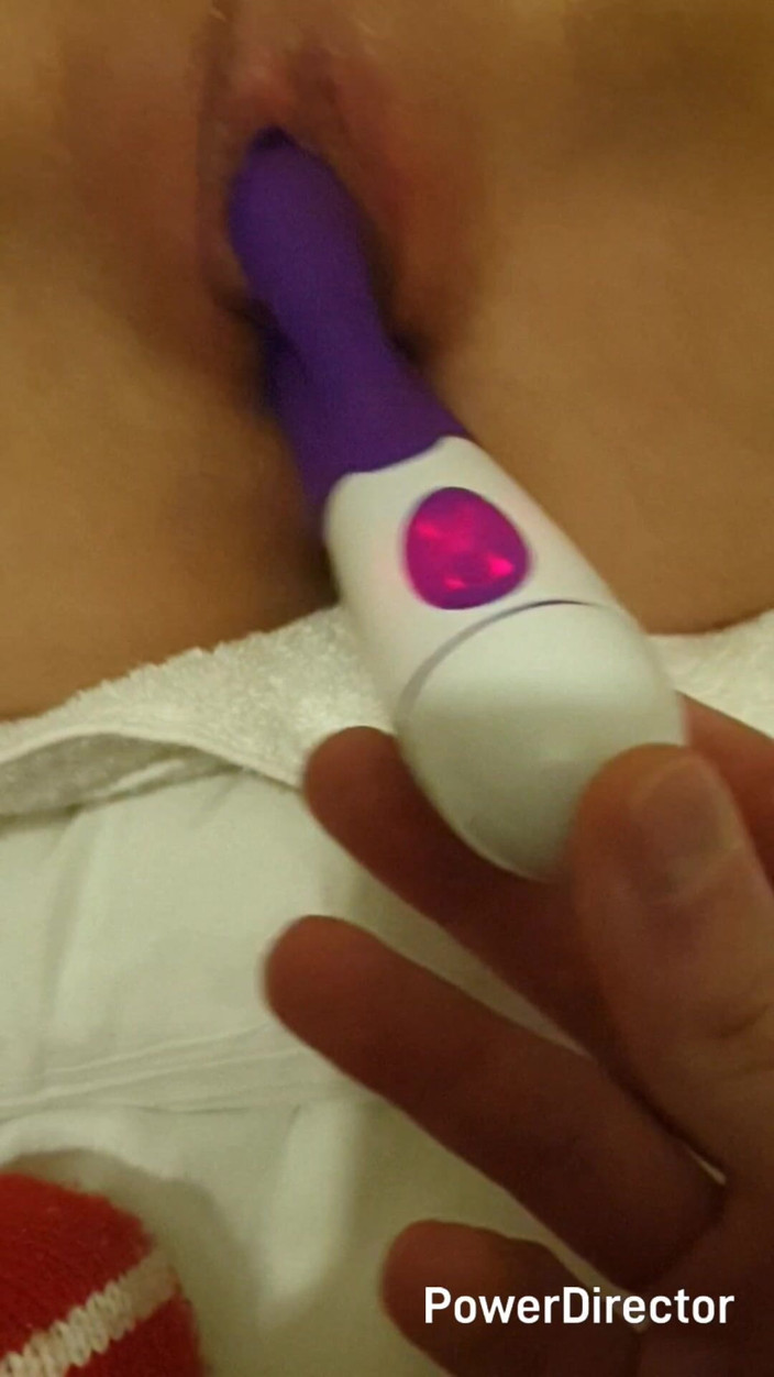 Juicypeach02: La migliore amica mi ha portato un nuovo giocattolo e...