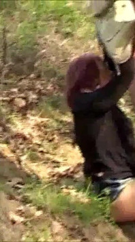 Sexo al aire libre con una pareja italiana amateur, esposa pelirroja y su amigo