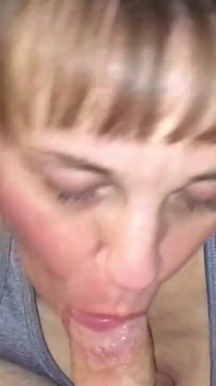 La cougar matura ama succhiare il cazzo e ricevere un creampie orale