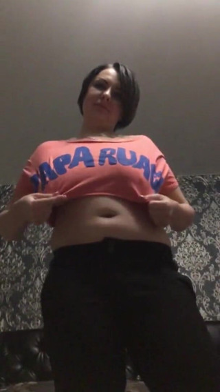 Sexy Milf: Cycki chcą wyjść z koszulki! Wolność do cycków!