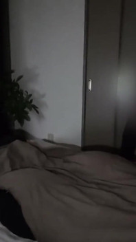 Bedövning figur vänder huvuden överallt när en tyst vinterdag långsamt skiftar till en privat natt 2: a
