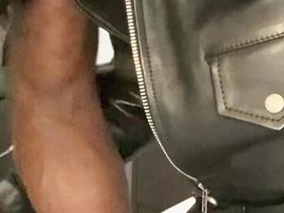 Black smoking muscle stepdad: Casal interracial quente e com tesão brincando com pau de...