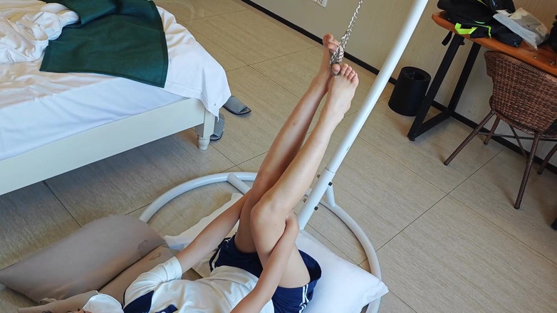 Asian bondage: 맨발 여자친구의 지구력 테스트 게임, 엄지수갑 들어 발가락, 얼마나 버틸 수 있는지 보자.