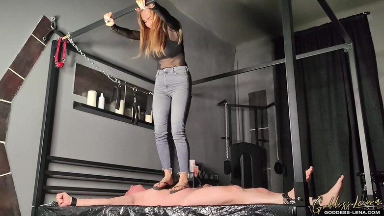 Goddess Lena: Giẫm đạp với flip-flops