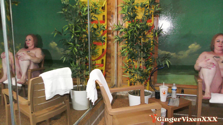 GingerVixen.XXX: Pływanie nago