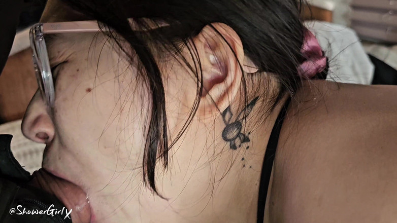 ShowerGirlX: Gadis imut ini nyepong kontol seharian