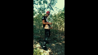 Idmir Sugary: Twink trekt zich af met gebruikt condoom onder voorhuid buitenshuis