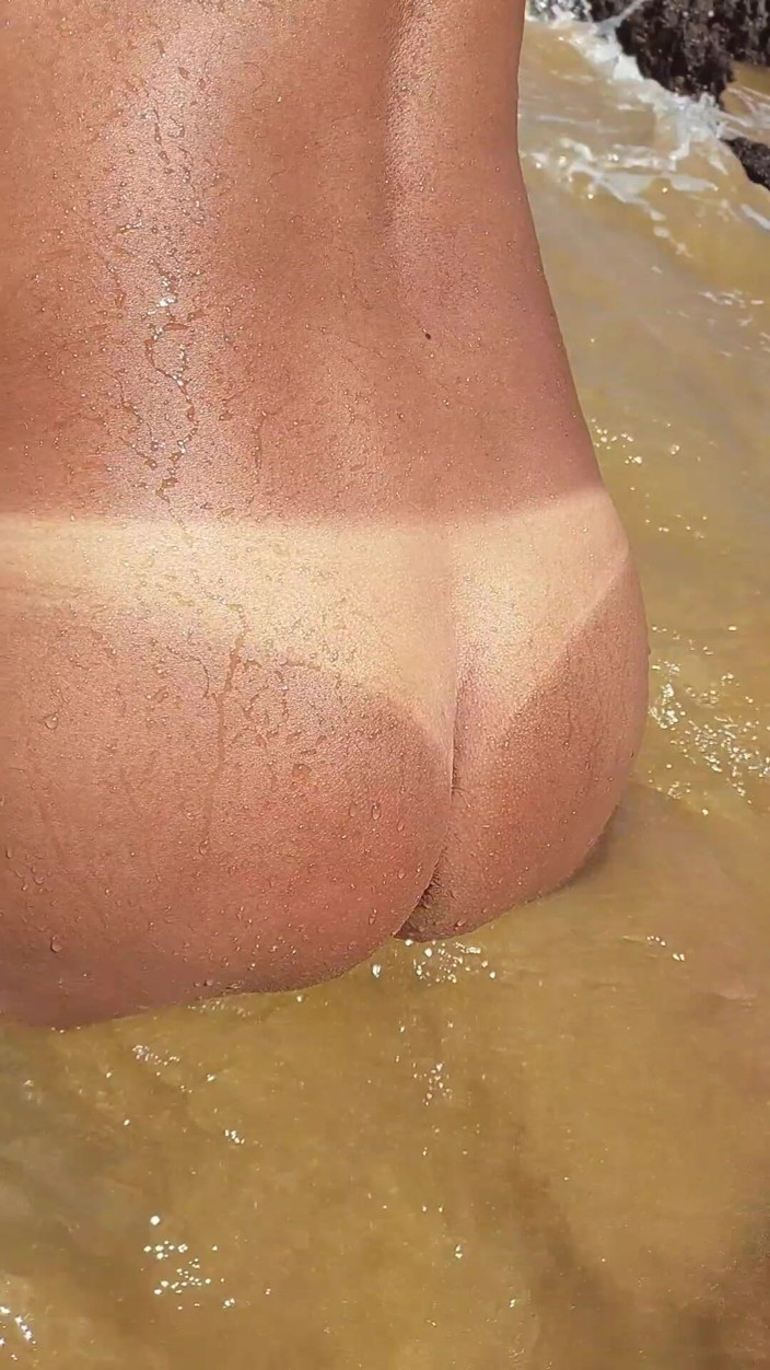 Ladysilvas: Ladysilva walking naken på stranden visar upp sin garvade röv...