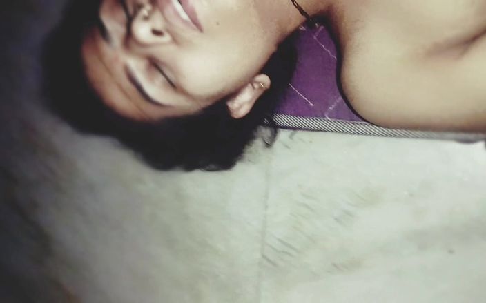 Horny Latika: Latika boobs मुझे उत्तेजित करती है और जोरदार चुदाई करती है