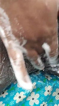 India milf muestra su increíble tetona y coño mientras se baña