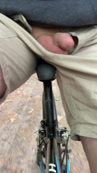 Exhibition de bite dans la forêt, balade à vélo, jeune garçon, amateur