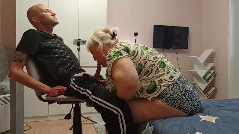 Zona901: Een buurvrouw geeft me een diepe pijpbeurt zodat ik in...