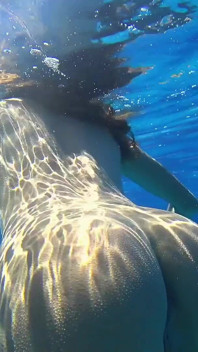 Stunning Girl Swims Nude on Public Beach