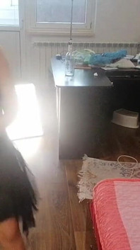 옷을 입고 자르는 재미를 즐기는 아마추어 여자