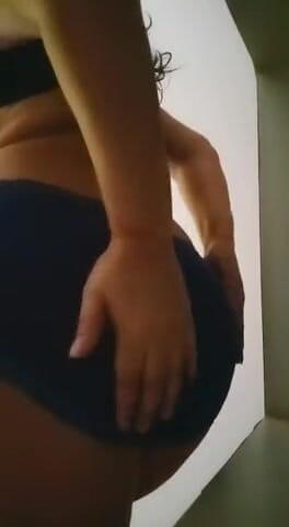 Ayushi: Zeigt möpse und video mit dickem arsch