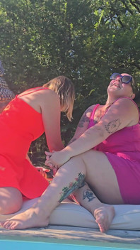Caldo duetto lesbico con Maureen: strap-on, doppio dildo e enorme squirting
