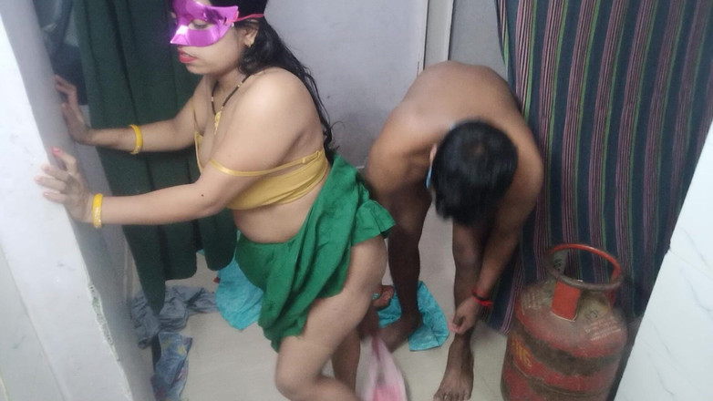 Hindi-Sex: Tetona caliente india milf bhabhi con perfecto jugoso culo monta...