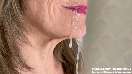 Mama vitregă face sex oral adânc în gât cu spermă în gură, fetiș cu bile care scurge