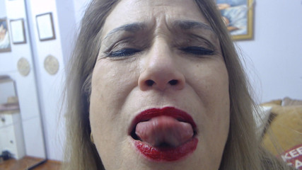 Melissa Johnson: Öpüşme, tükürme, yüzüne oturma