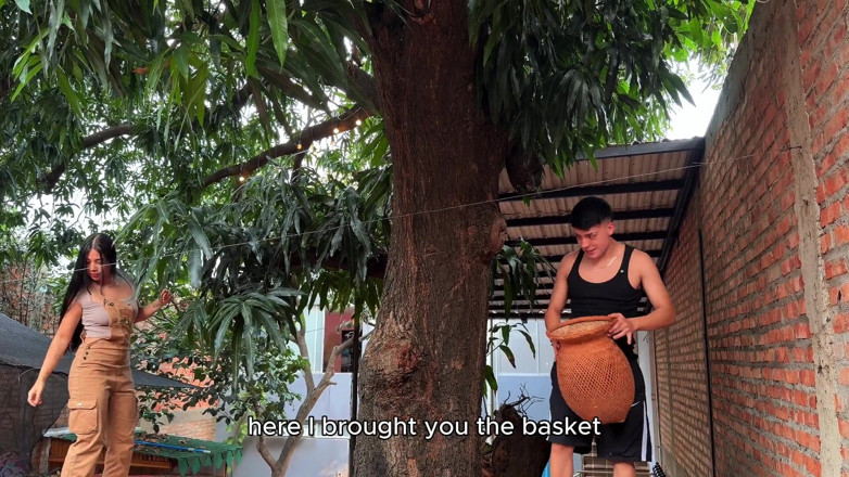 SpaceProductions: Saya Memergoki Tetangga Kolombia Saya Mencuri Mangga Dari Pohon Saya...