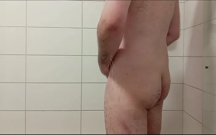 Uhri: Chubby Gay in the Hotel Shower