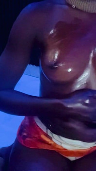 Sexy Štíhlá tlustá africká ebenová bohyně POV olejová masáž zpomalená masáž s malými kozami