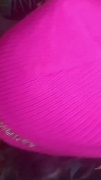 欲火中烧的妻子一个接一个地吮吸我们的两根鸡巴，并要求我们在她的食物上射精。