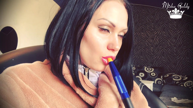 Goddess Misha Goldy: Dea del fumo e rossetto sexy